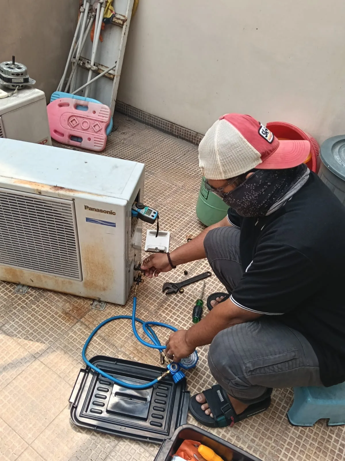 Proses pengecekan dan service AC oleh teknisi
